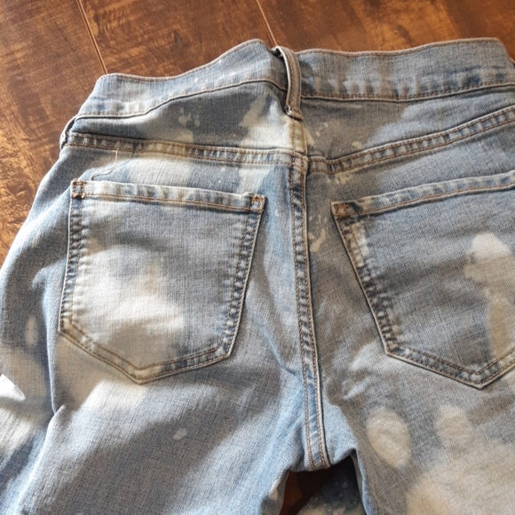 Old navy, low rise, bleach wash jeans - Picture 3 of 4